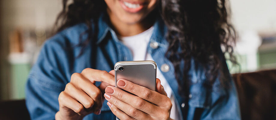 Frau tippt auf einem Handy