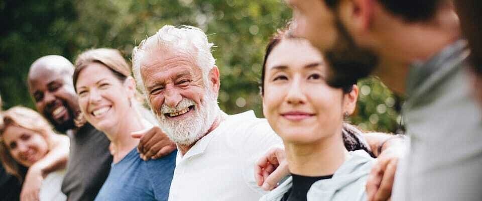 Arm in Arm trotzen die Menschen der sommerlichen Hitze